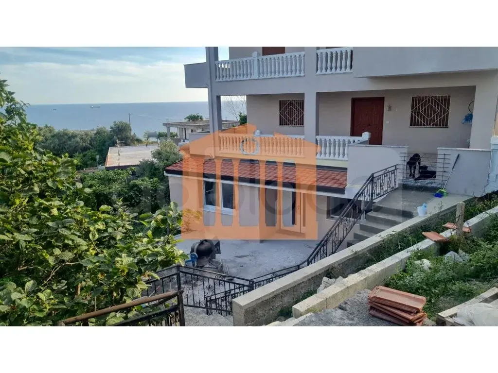 Vilë 460 m² 3 kati