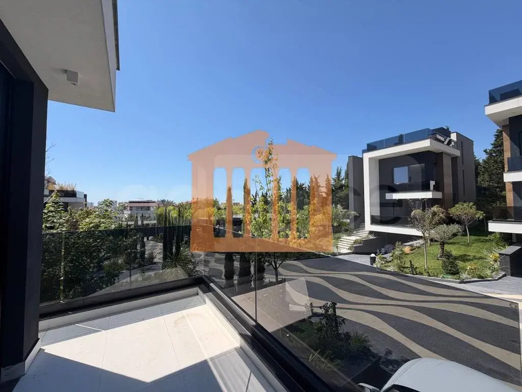 Vilë 330 m²
