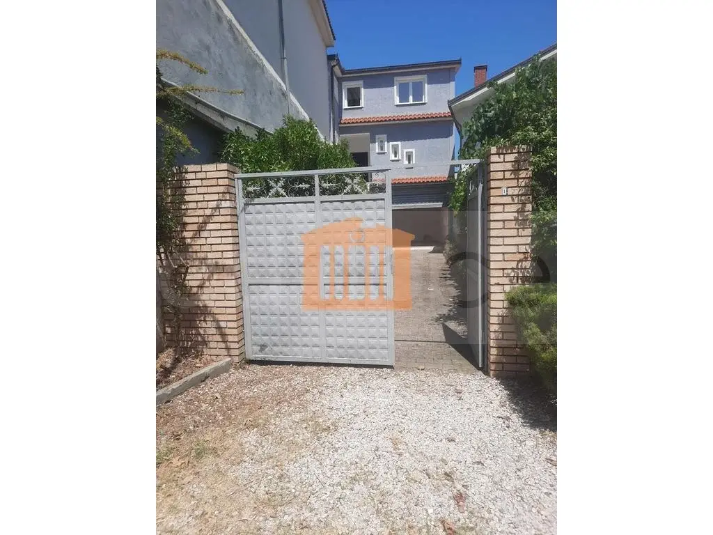 Vilë 585 m² 1 kati
