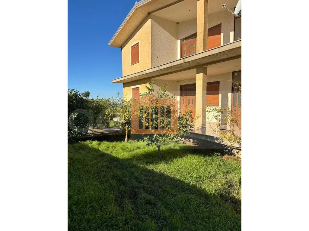 Vilë 345 m² 3 kati