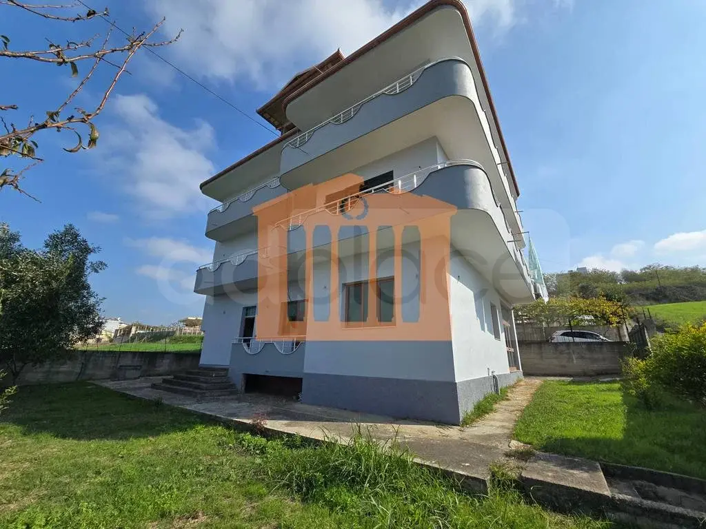 Vilë 588 m²