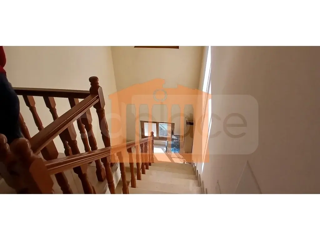 Vilë 390 m² 3 kati