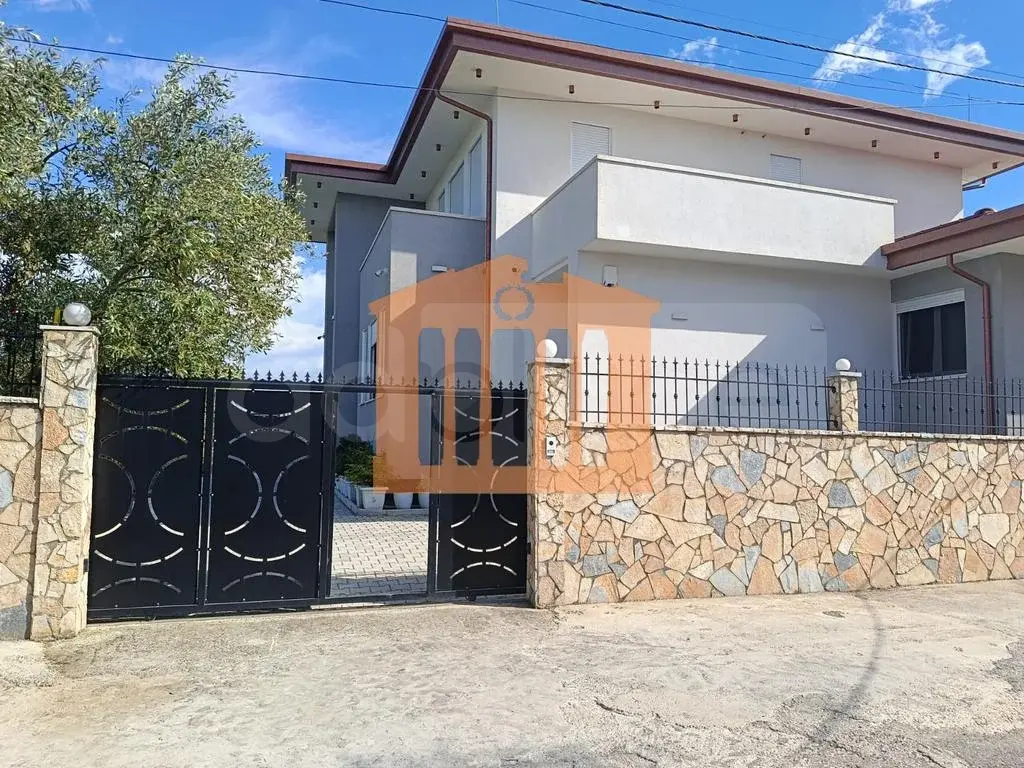 Vilë 390 m² 2 kati