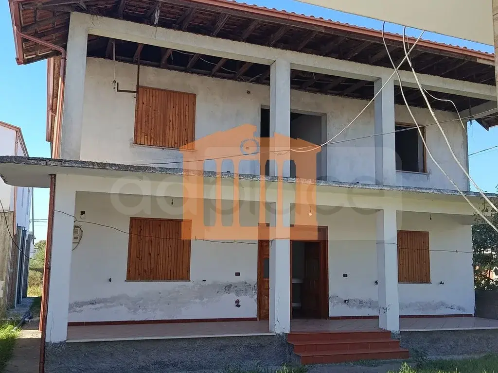 Vilë 230 m²