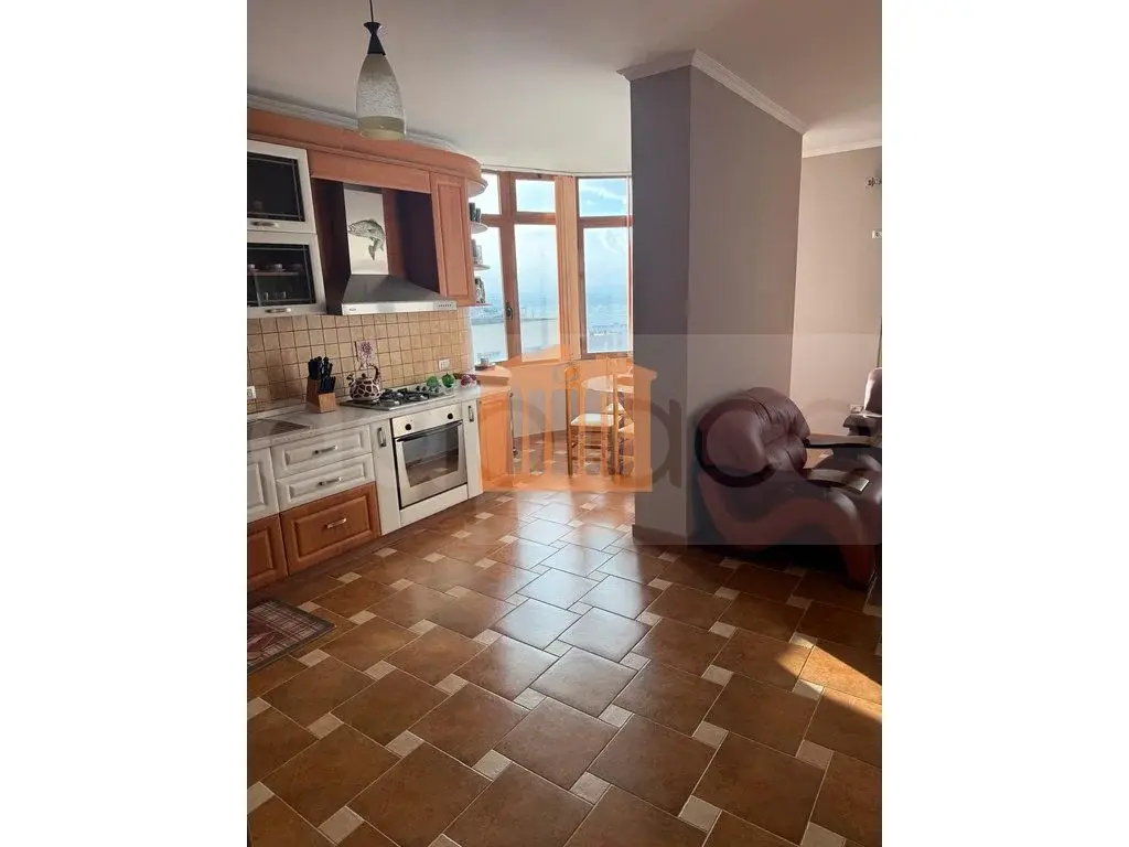 Apartament 1+3 dhoma 148 m² 5 kati