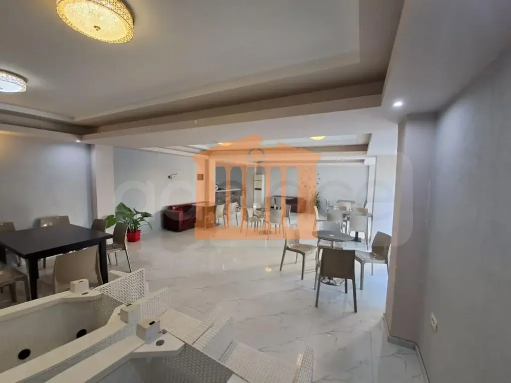 Pasuri të palujtshme komerciale 1563 m²