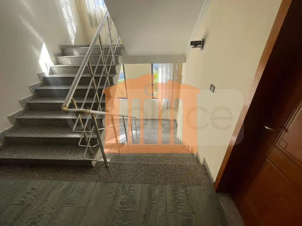 Pasuri të palujtshme komerciale 1760 m² 4 kati