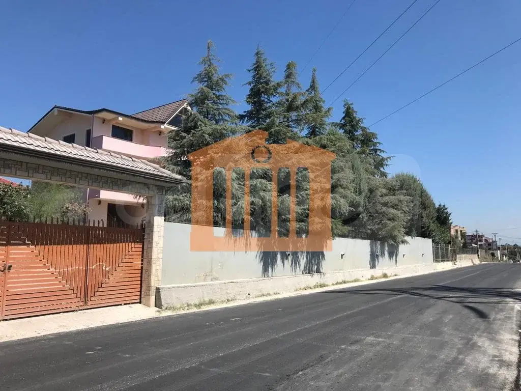 Vilë 390 m²