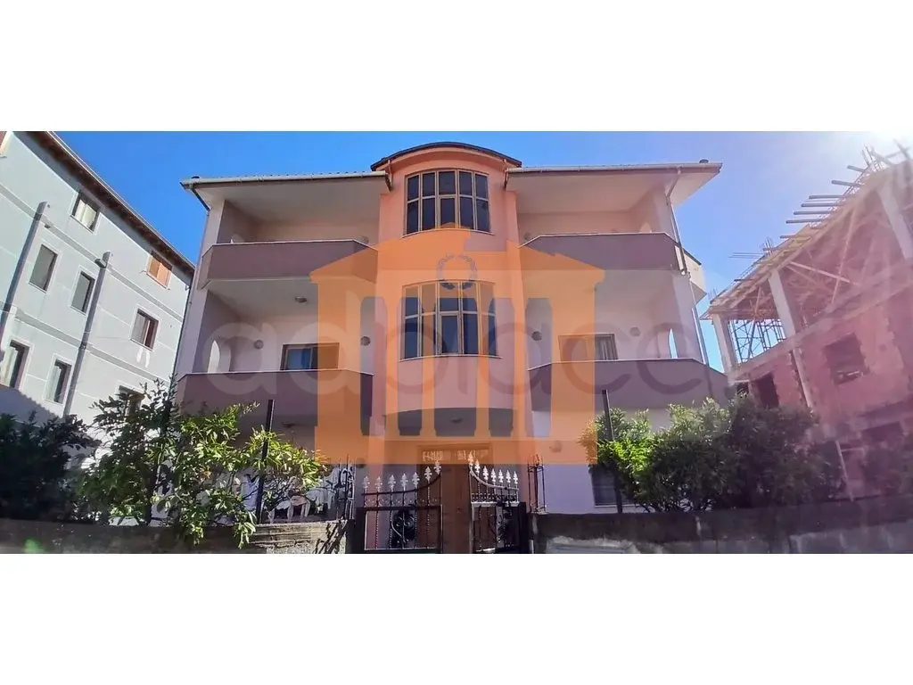 Vilë 390 m² 3 kati
