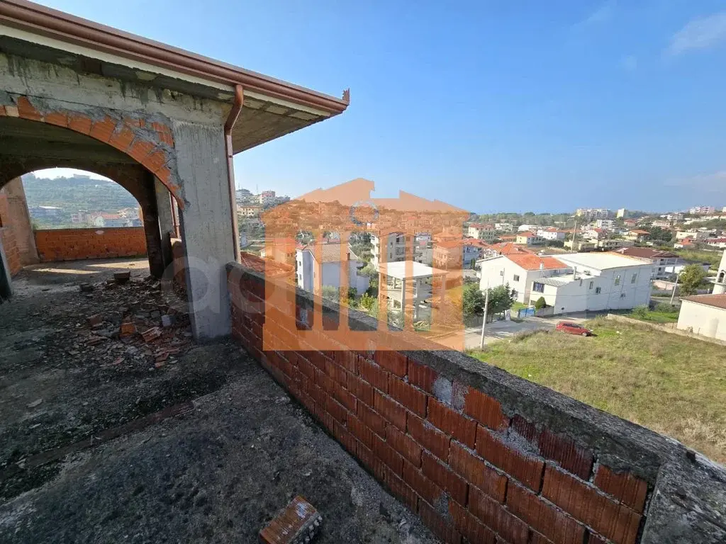 Vilë 588 m²