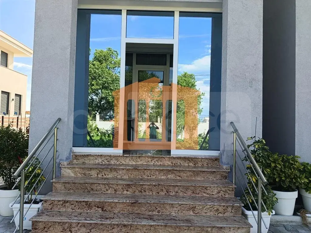 Vilë 390 m² 2 kati