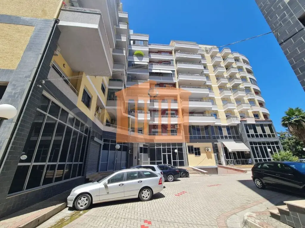 Pasuri të palujtshme komerciale 709 m² -1-0-1 kati