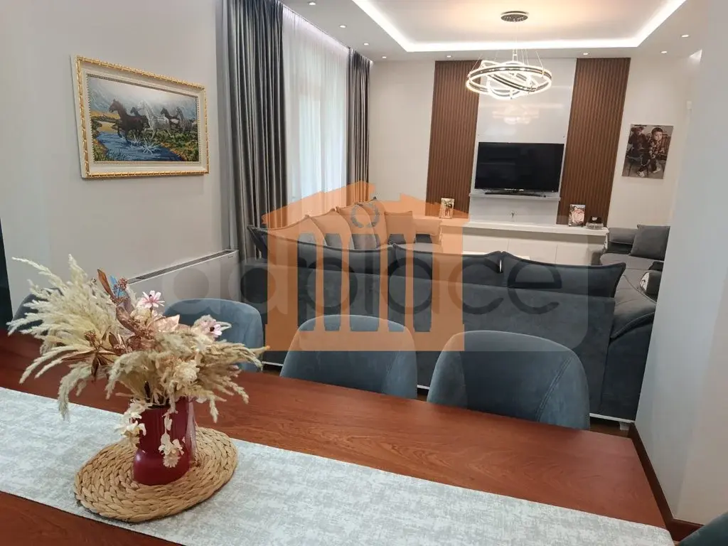 Vilë 390 m² 2 kati