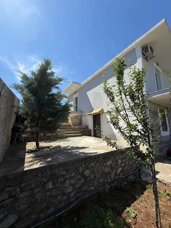Vilë  215m²